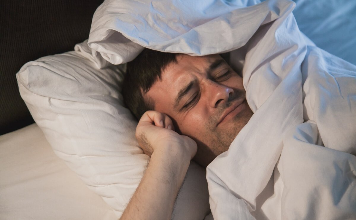 Por Qué Te Mueves Tanto Al Dormir: Lo Que Tu Cuerpo Está Intentando Decirte