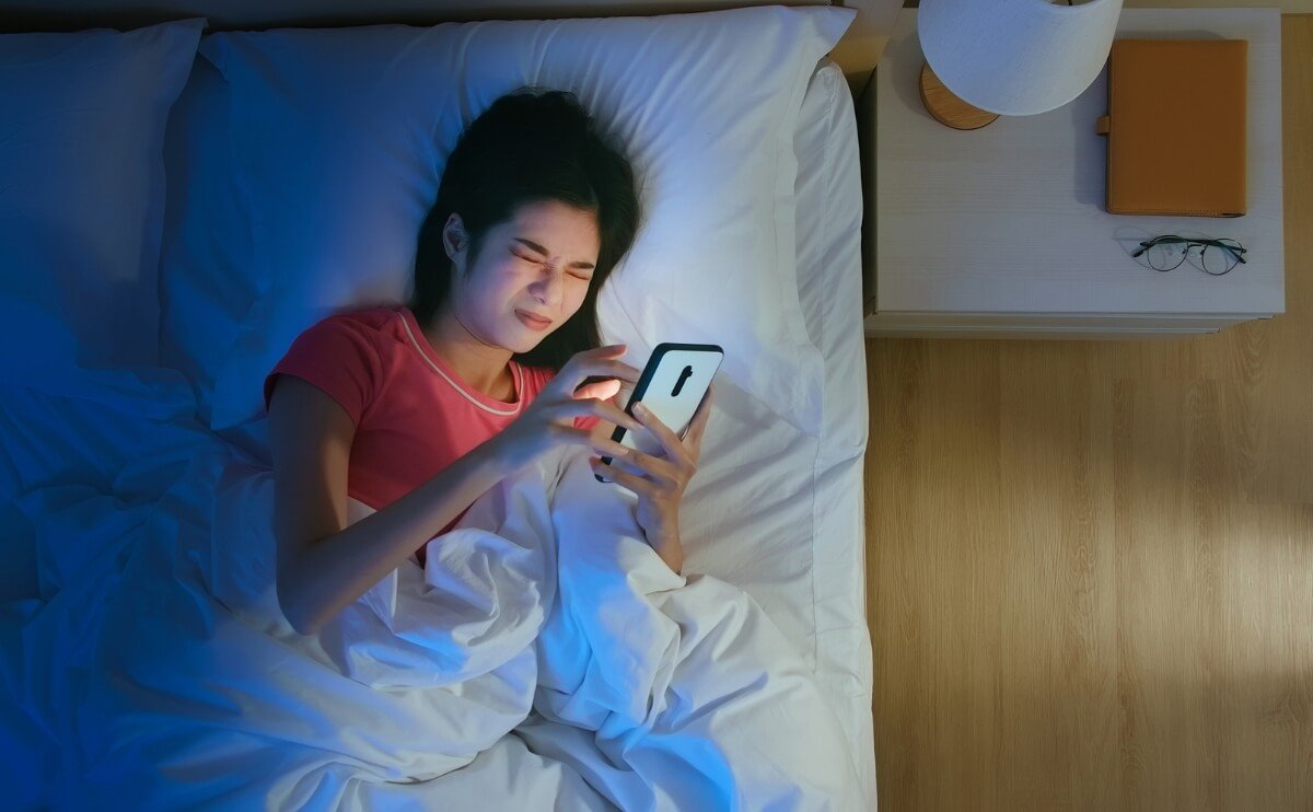 La Luz Azul De Los Móviles Está Dañando Tu Descanso: Cómo La Tecnología Afecta Tu Sueño Sin Que Lo Sepas