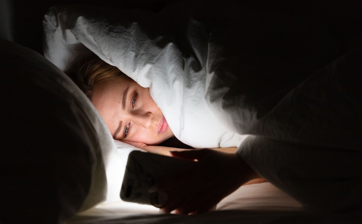 La Luz Azul De Los Móviles Está Dañando Tu Descanso: Cómo La Tecnología Afecta Tu Sueño Sin Que Lo Sepas